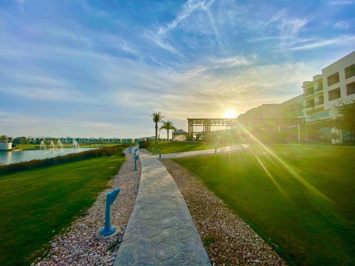 Retaj Salwa Resort & Spa ドーハ エクステリア 写真 Sunrise at the Al-Shaqra residential complex
