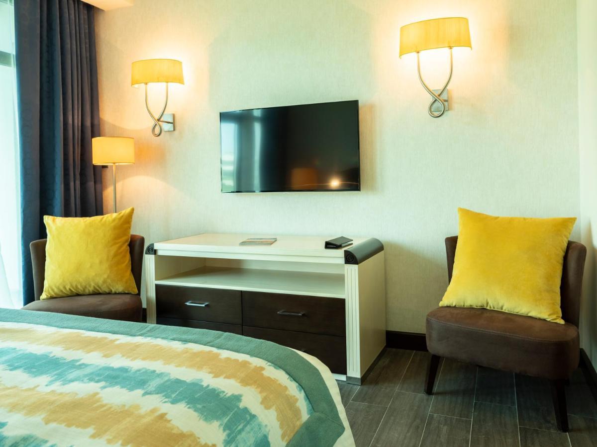Retaj Salwa Resort & Spa ドーハ エクステリア 写真 A television in a hotel room