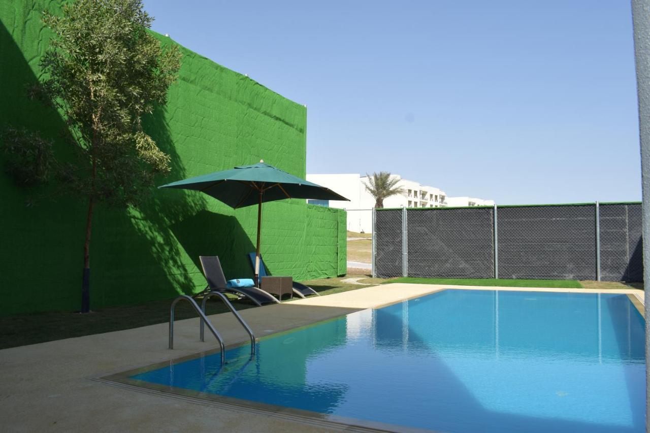 Retaj Salwa Resort & Spa ドーハ エクステリア 写真 A swimming pool in a private garden