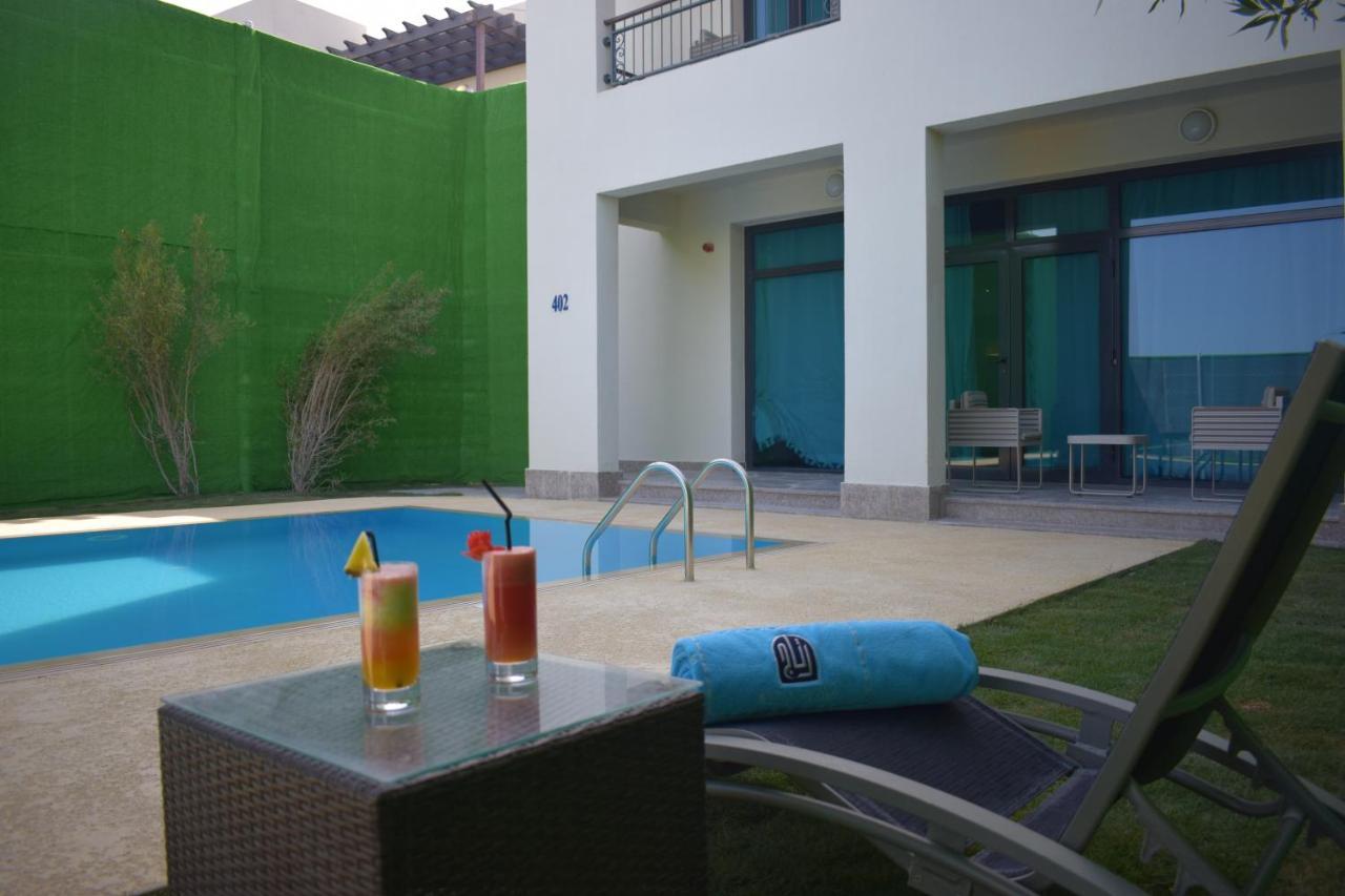 Retaj Salwa Resort & Spa ドーハ エクステリア 写真 The swimming pool at the hotel