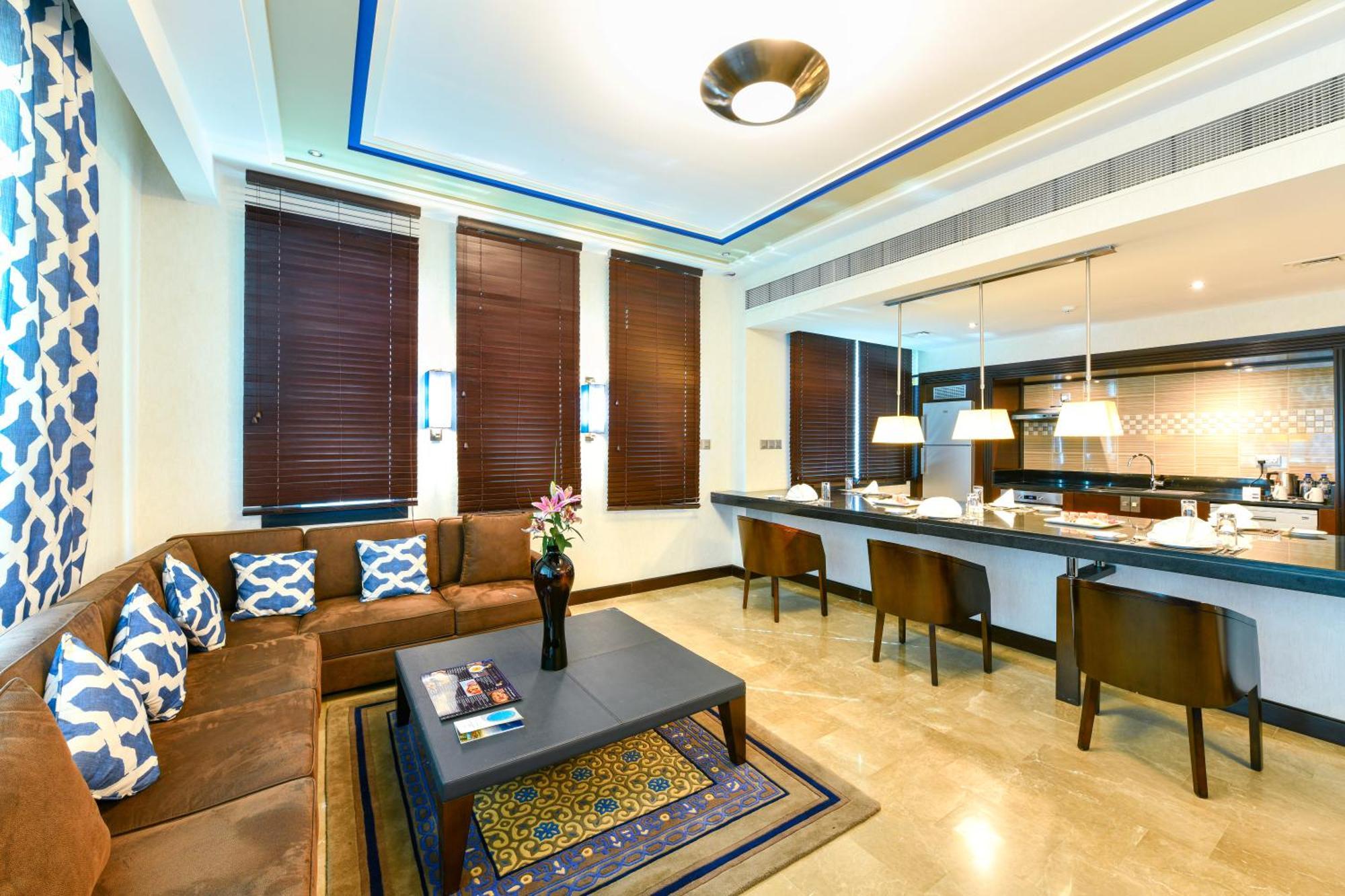 Retaj Salwa Resort & Spa ドーハ エクステリア 写真 A suite at the hotel