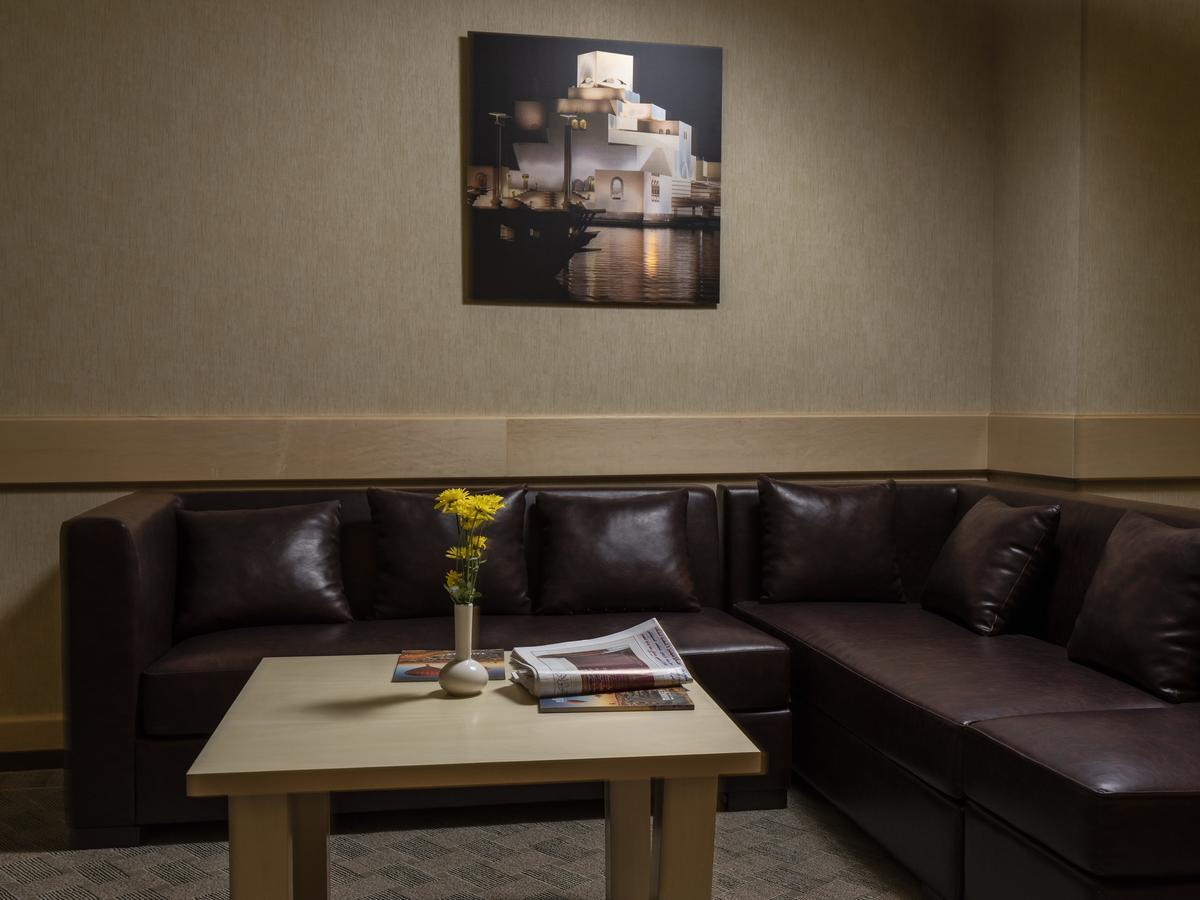 Retaj Salwa Resort & Spa ドーハ エクステリア 写真 A lounge at the airport