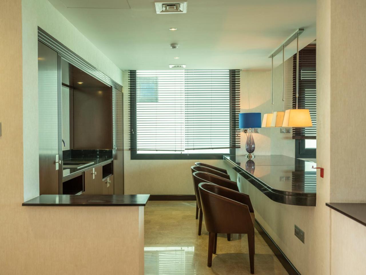 Retaj Salwa Resort & Spa ドーハ エクステリア 写真 A kitchen in a serviced apartment