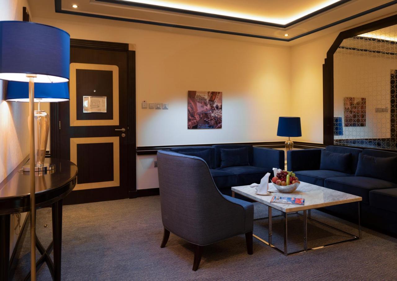 Retaj Salwa Resort & Spa ドーハ エクステリア 写真 A suite at the hotel